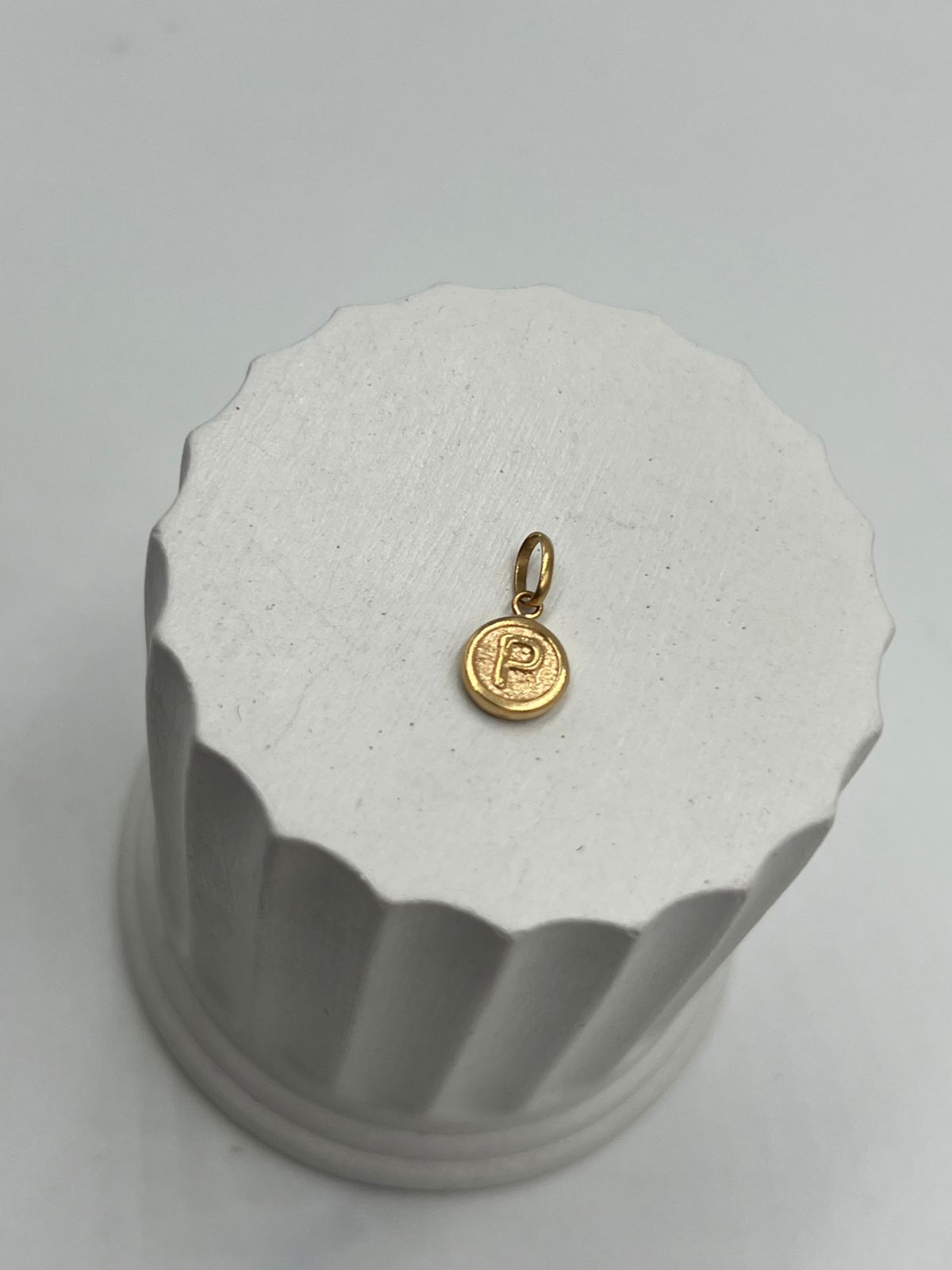 Dije Medalla Letra P