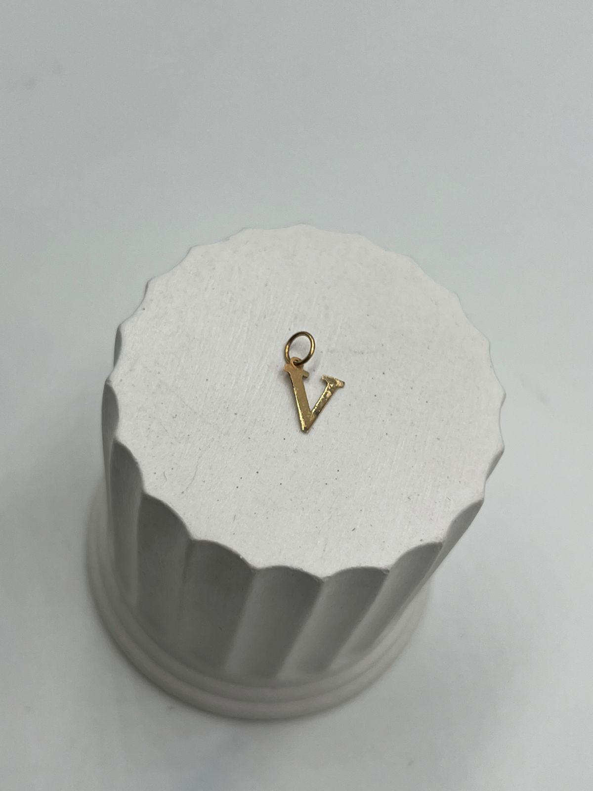 Dije Silueta Letra V