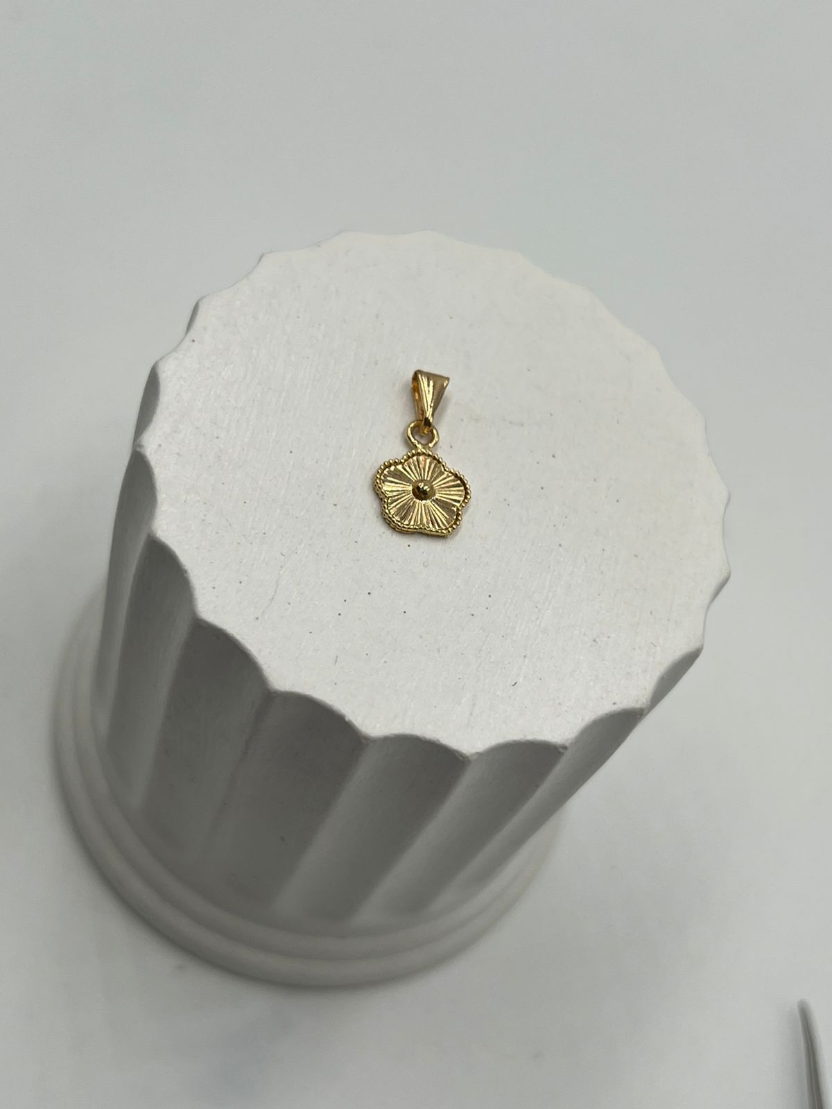 Dije Trebol Diamantado Oro Amarillo 8Mm 0.46Gr