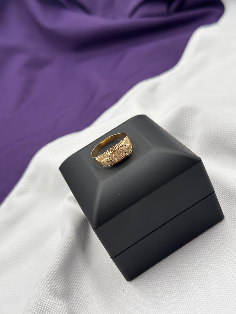 Anillo Circones Blancos Cristos A Los Lados