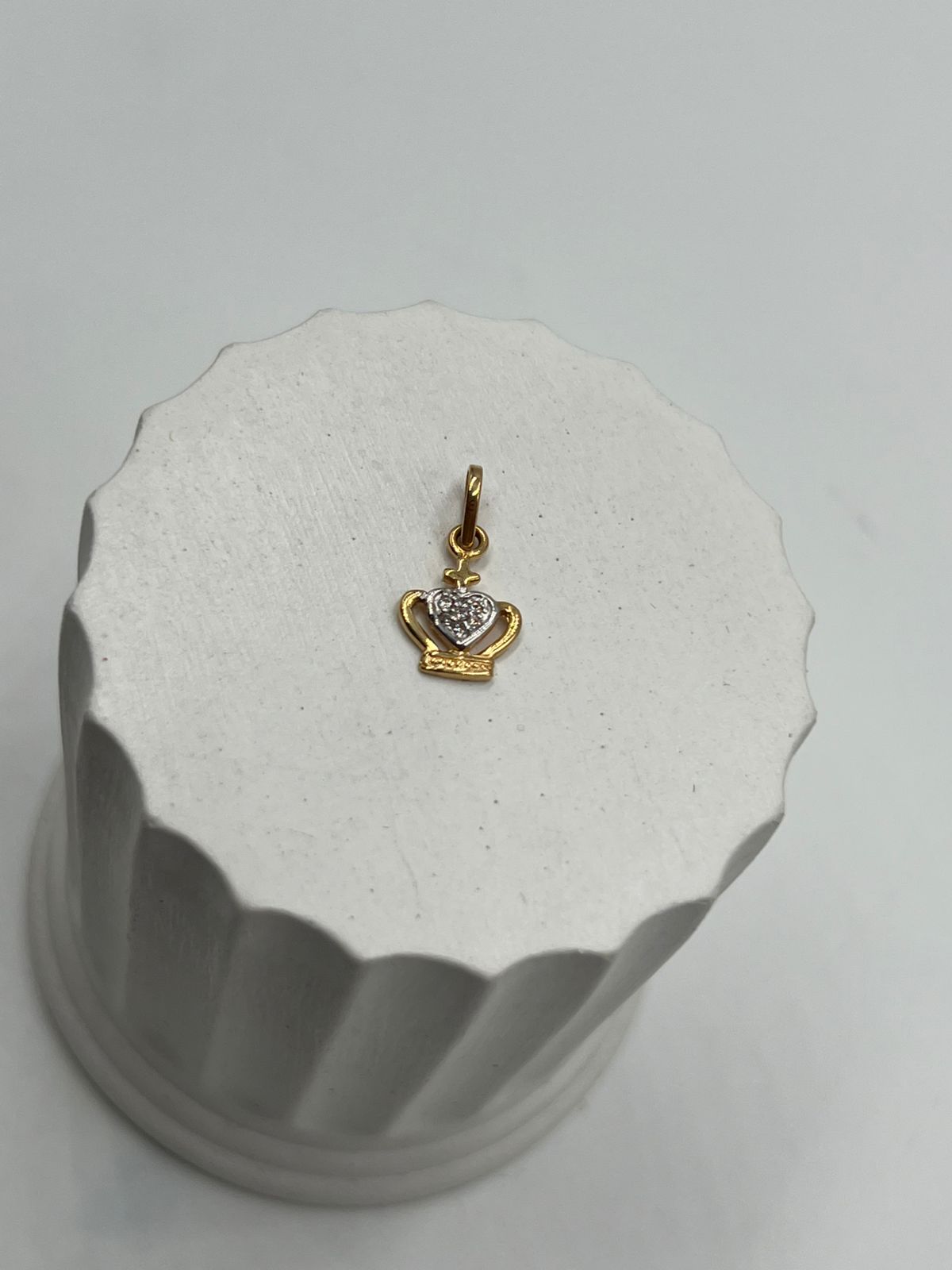 Dije Corona Oro Amarillo y Oro Blanco