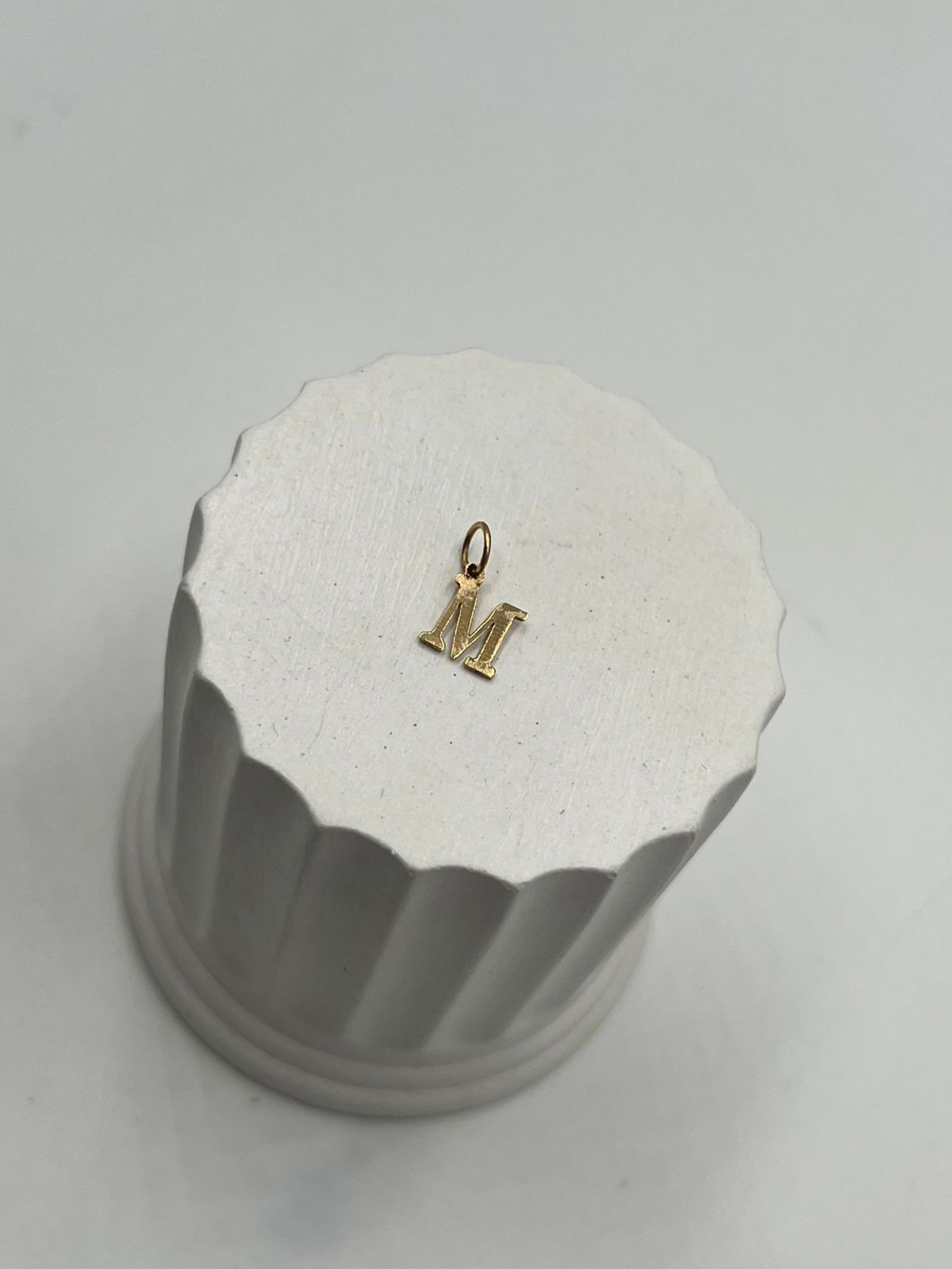 Dije Silueta Letra M