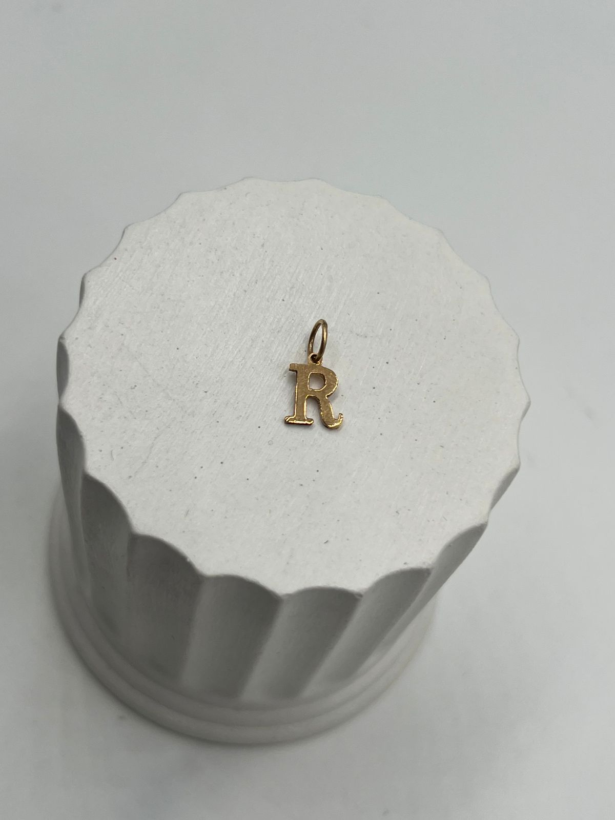 Dije Silueta Letra R