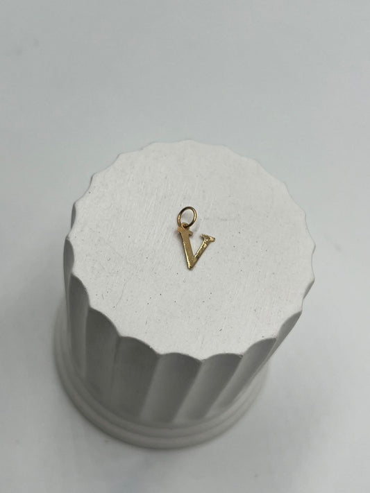 Dije Silueta Letra V