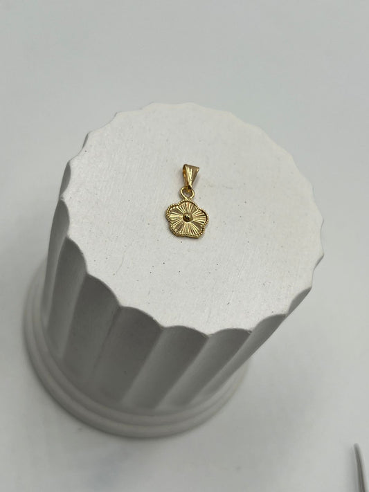 Dije Trebol Diamantado Oro Amarillo 8Mm 0.46Gr